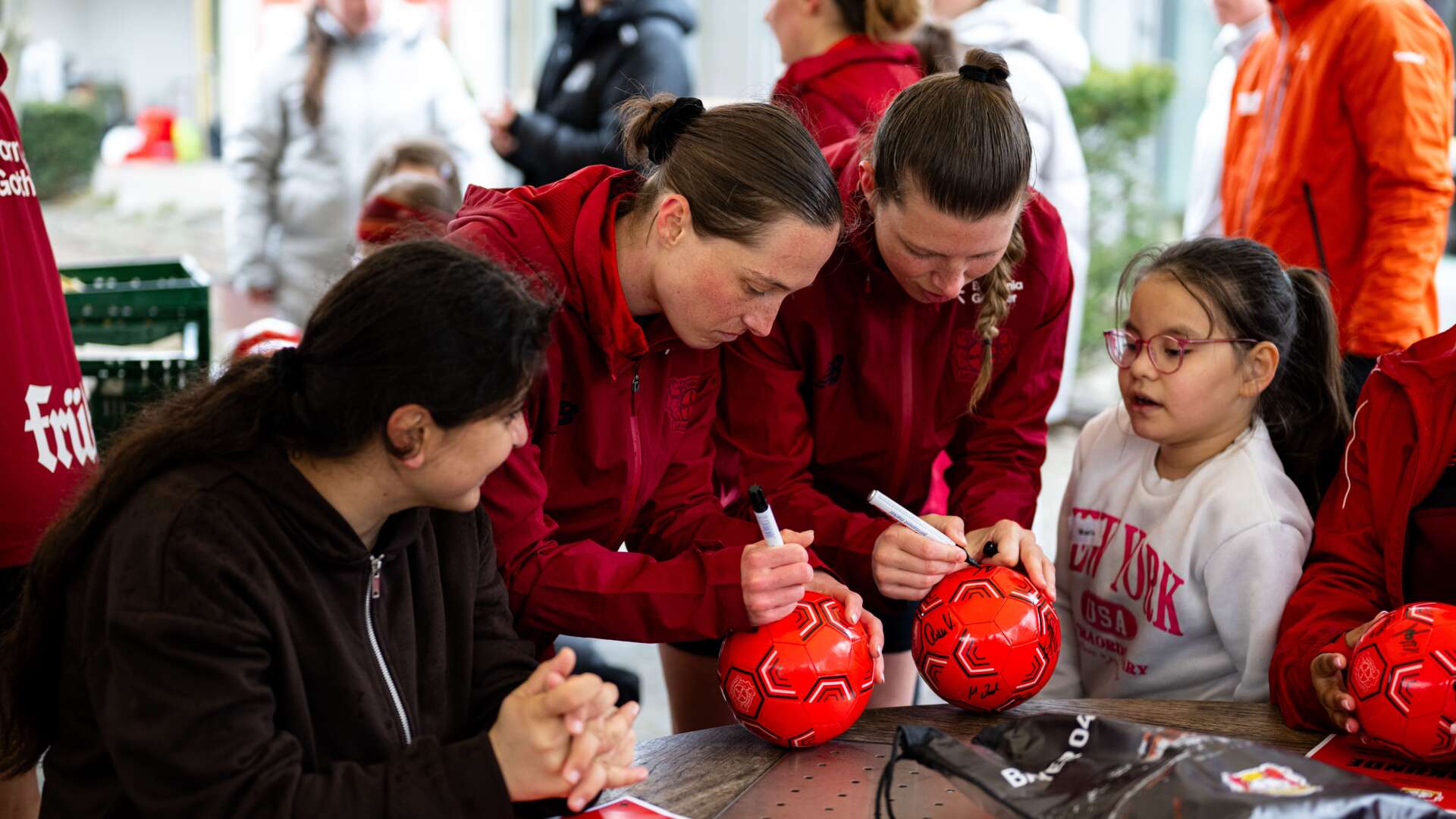 Vanessa Haim und Claudia Wenger geben Autogramme