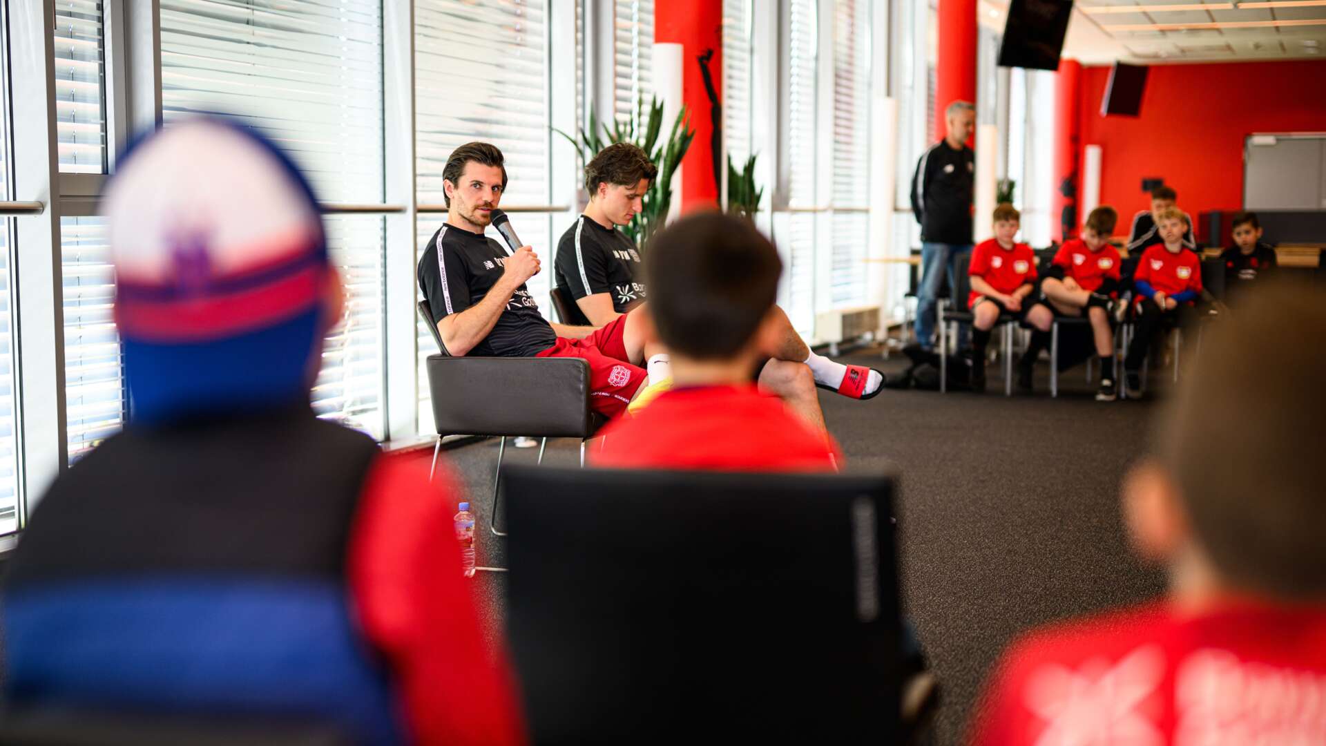 Jonas Hofmann und Tim Oermann beim Meet & Greet mit der Bayer 04-Fußballschule
