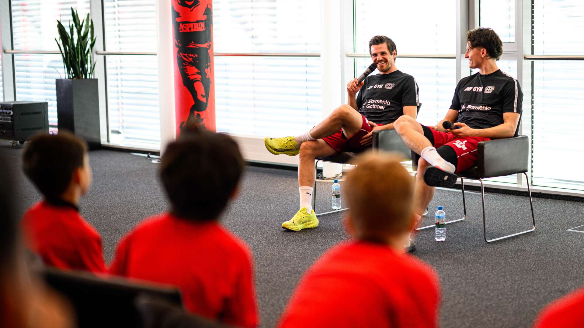 Jonas Hofmann und Tim Oermann beim Meet & Greet mit der Bayer 04-Fußballschule
