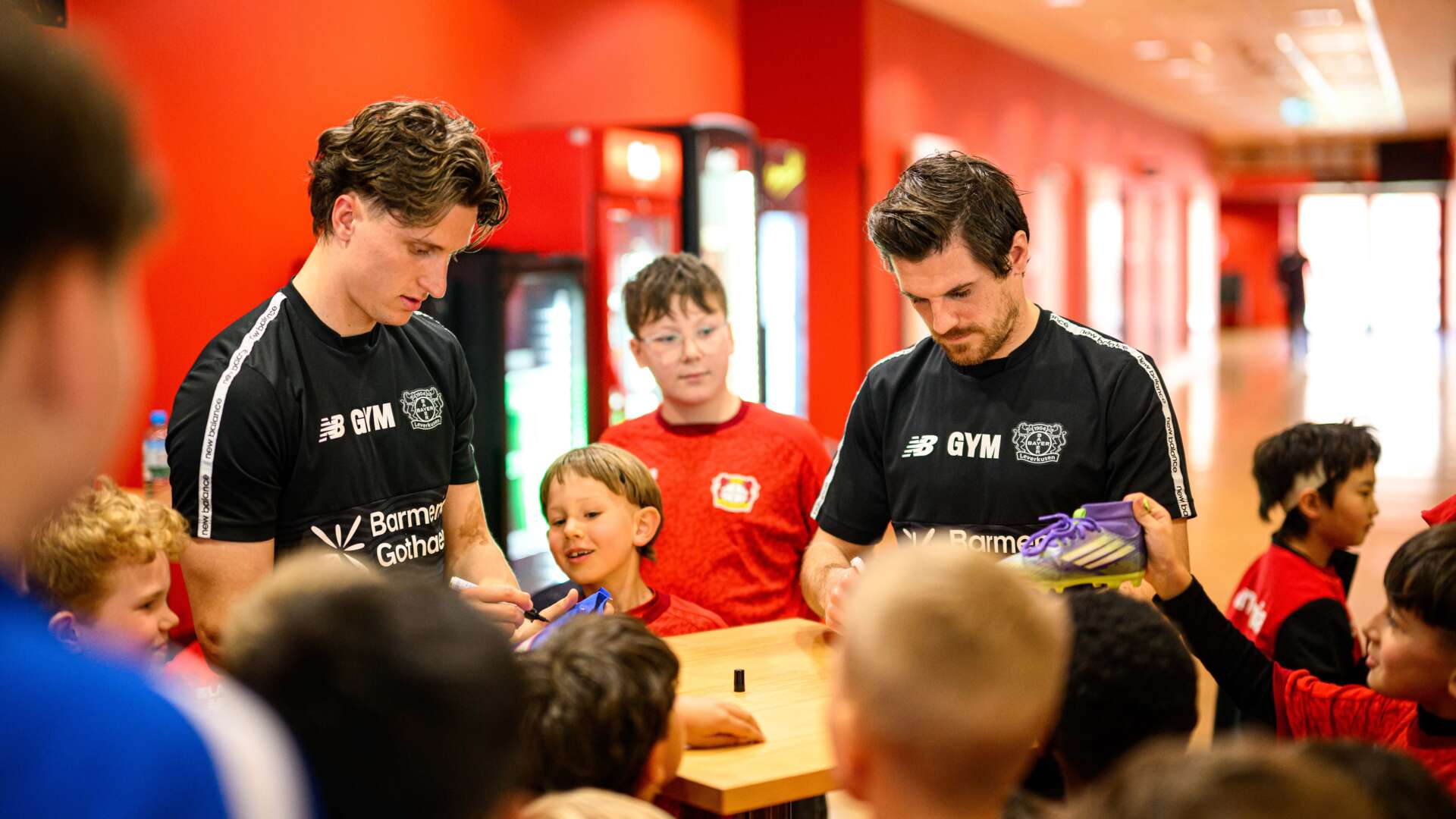 Jonas Hofmann und Tim Oermann beim Meet & Greet mit der Bayer 04-Fußballschule