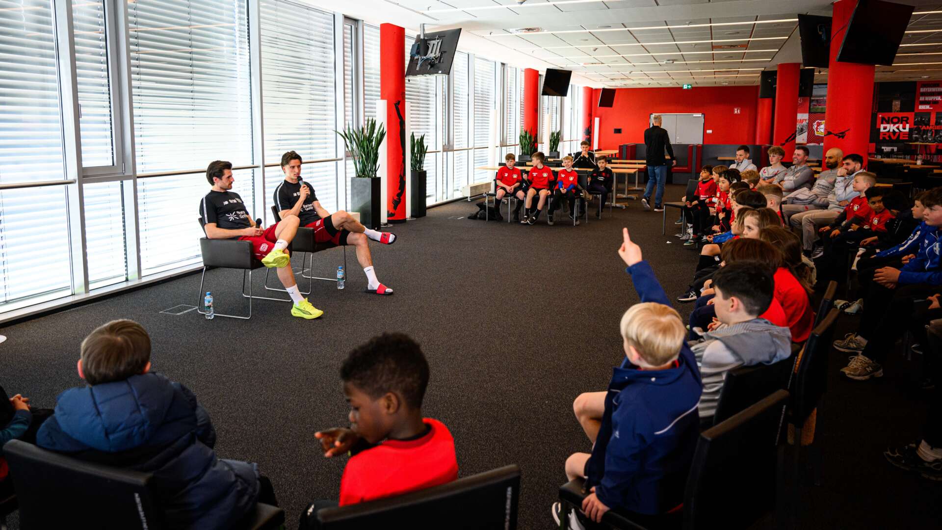 Jonas Hofmann und Tim Oermann beim Meet & Greet mit der Bayer 04-Fußballschule