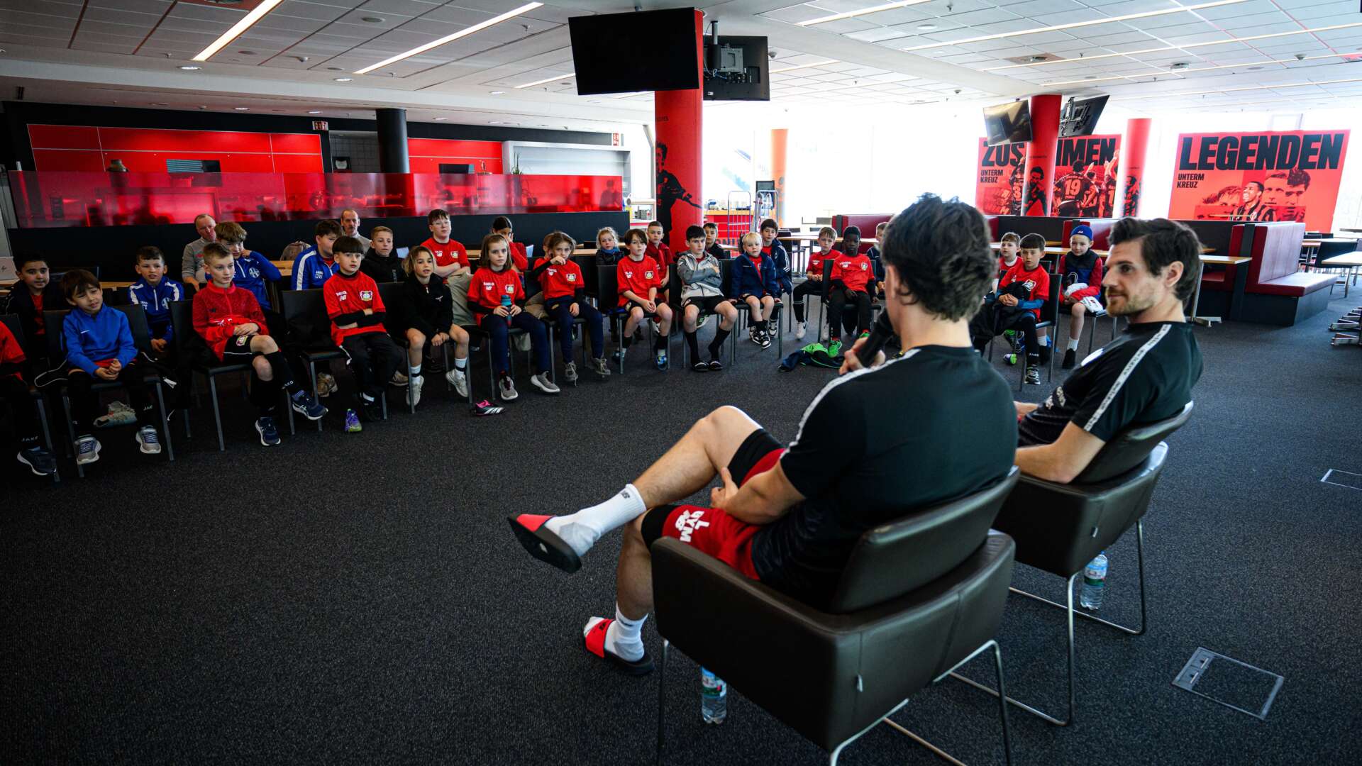 Jonas Hofmann und Tim Oermann beim Meet & Greet mit der Bayer 04-Fußballschule