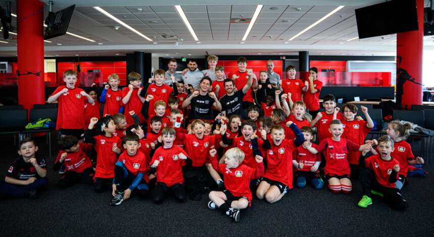 Gruppenfoto der Kinder mit Jonas Hofmann und Tim Oermann