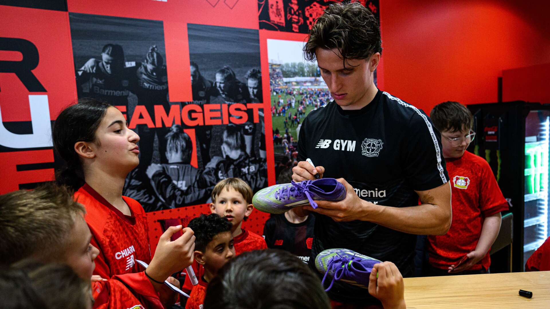 Tim Oermann beim Meet & Greet mit der Bayer 04-Fußballschule