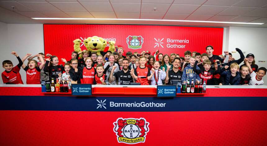 Robert Andrich und Janis Blaswich mit den Kindern