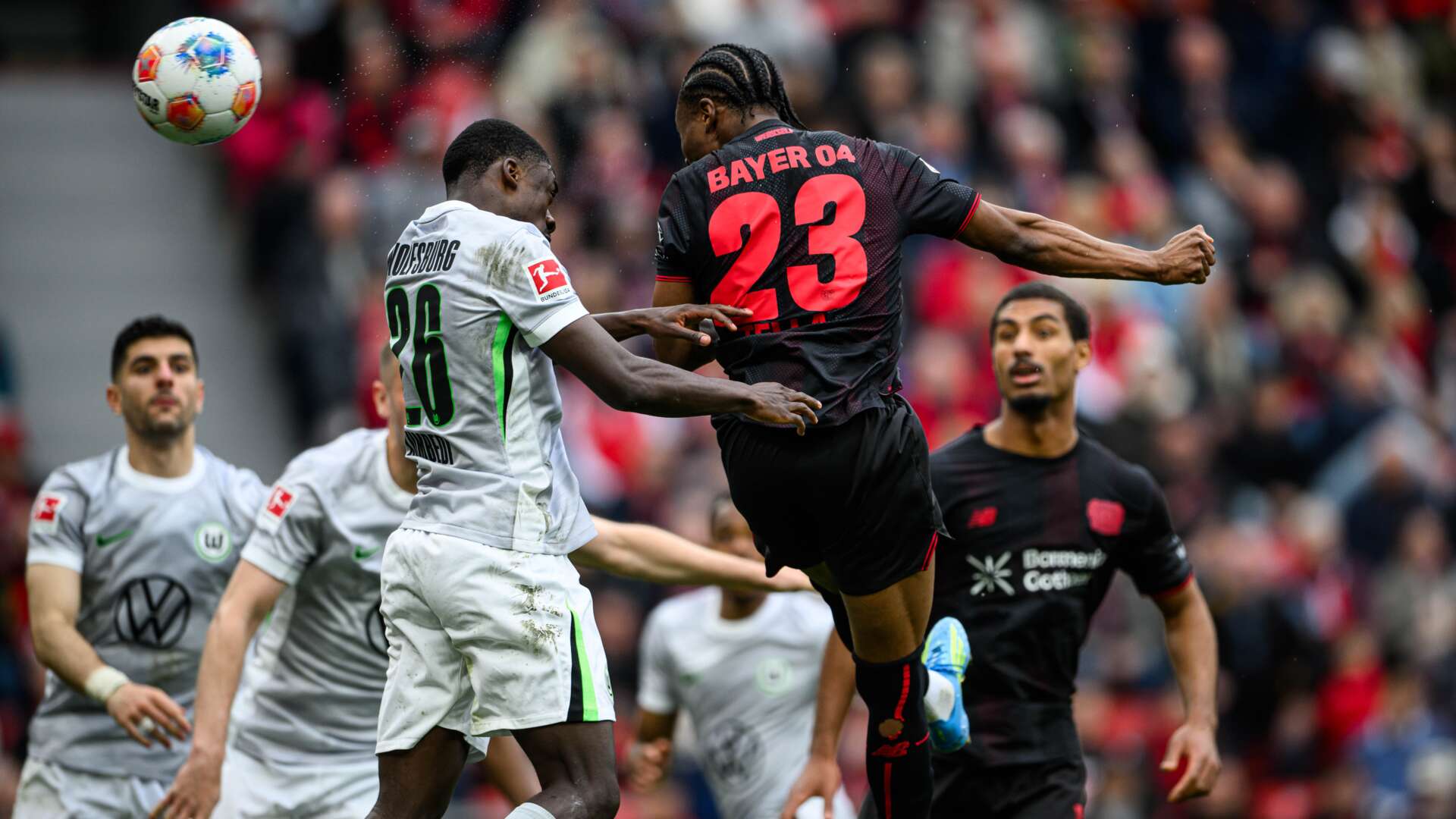 Nathan Tella mit der Kopfball-Chance