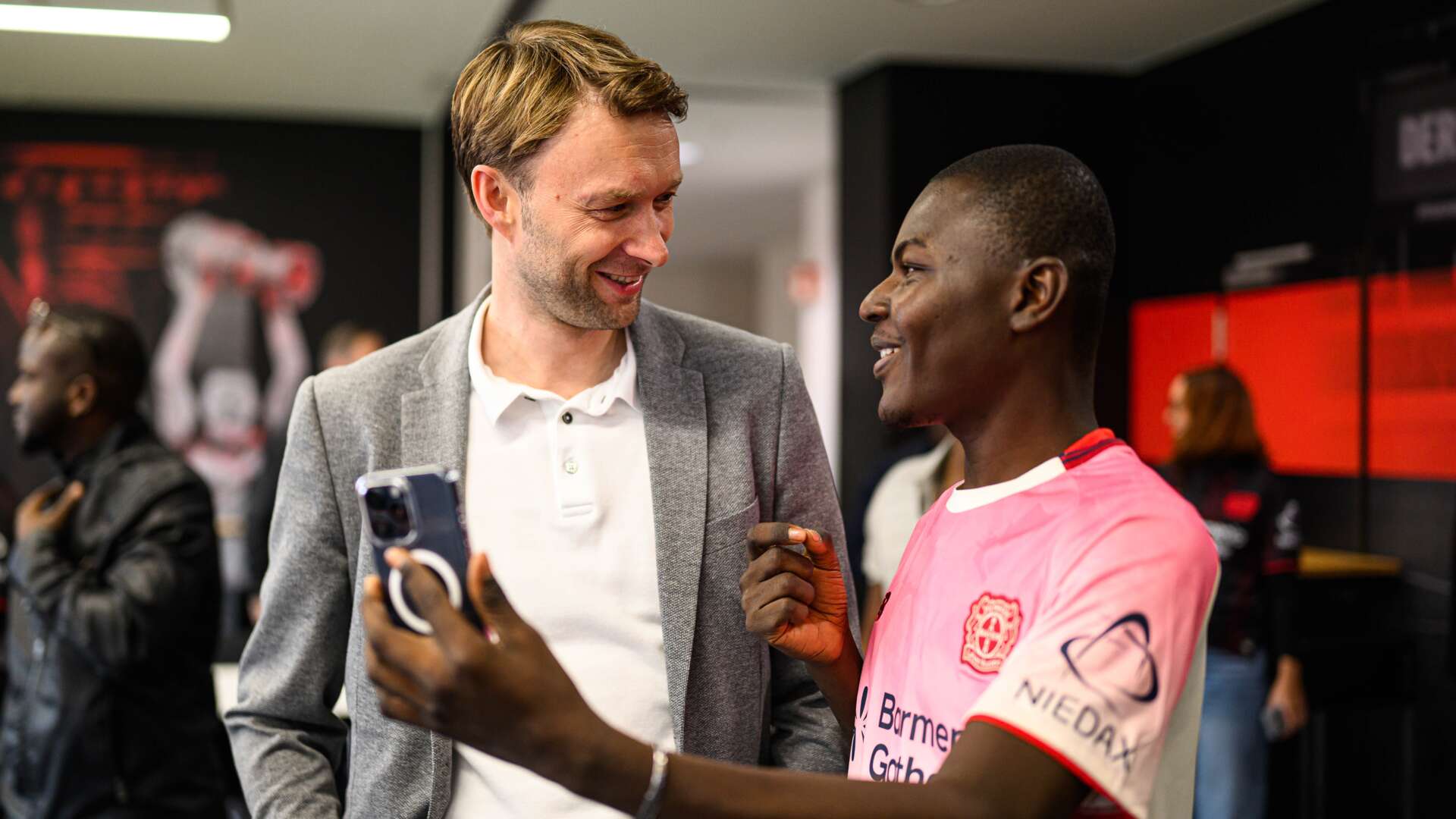 Simon Rolfes beim Besuch afrikanischer Journalisten