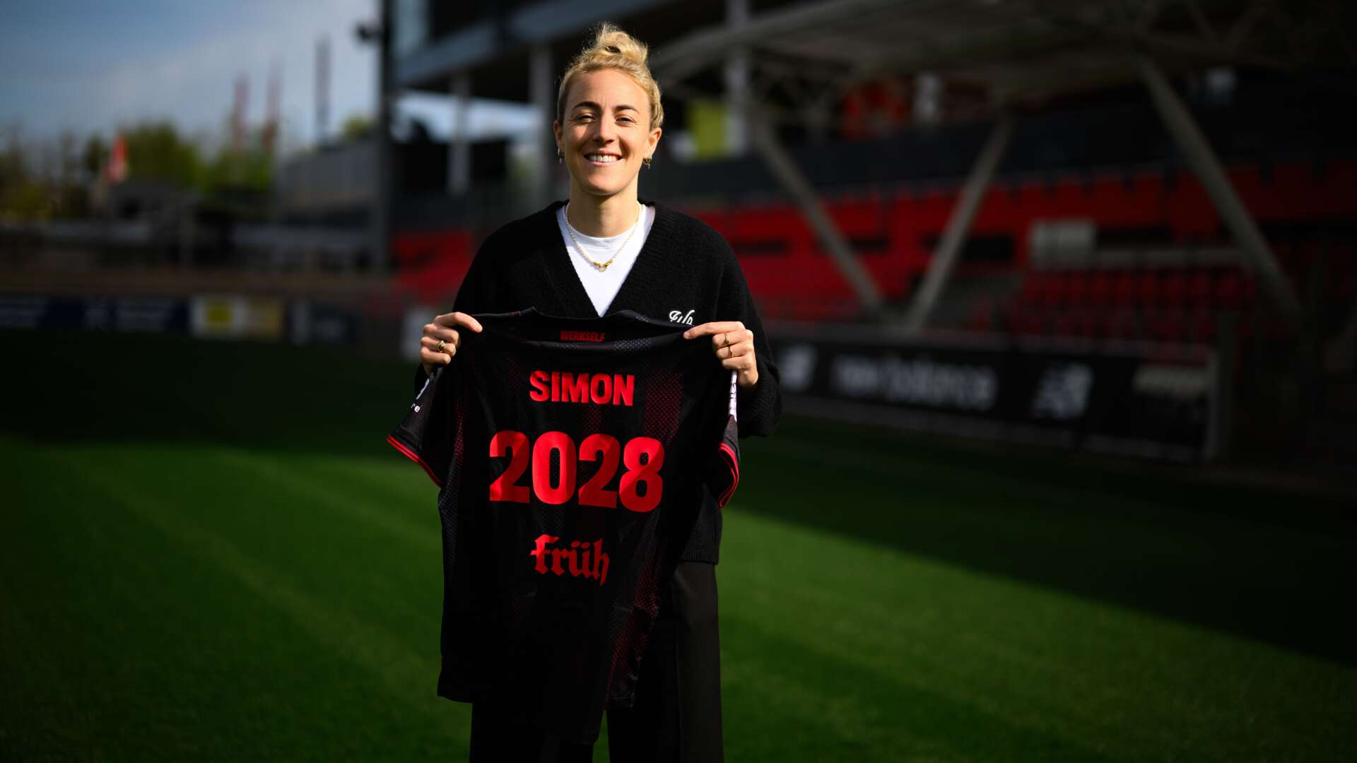 Carolin Simon mit Trikot