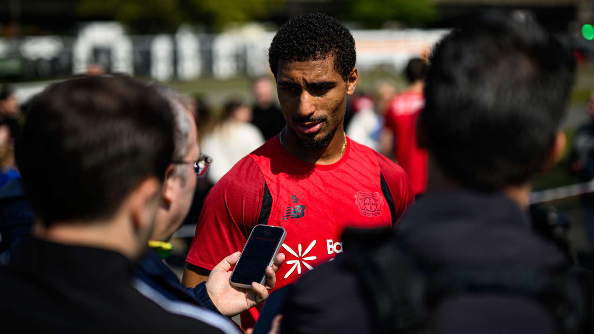 Loïc Badé bei den Medienvertretern
