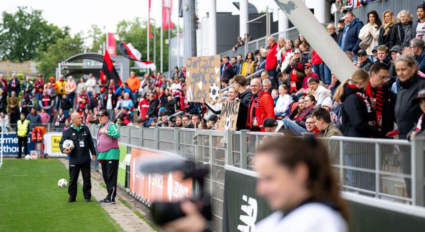 Fans im Ulrich-Haberland-Stadion