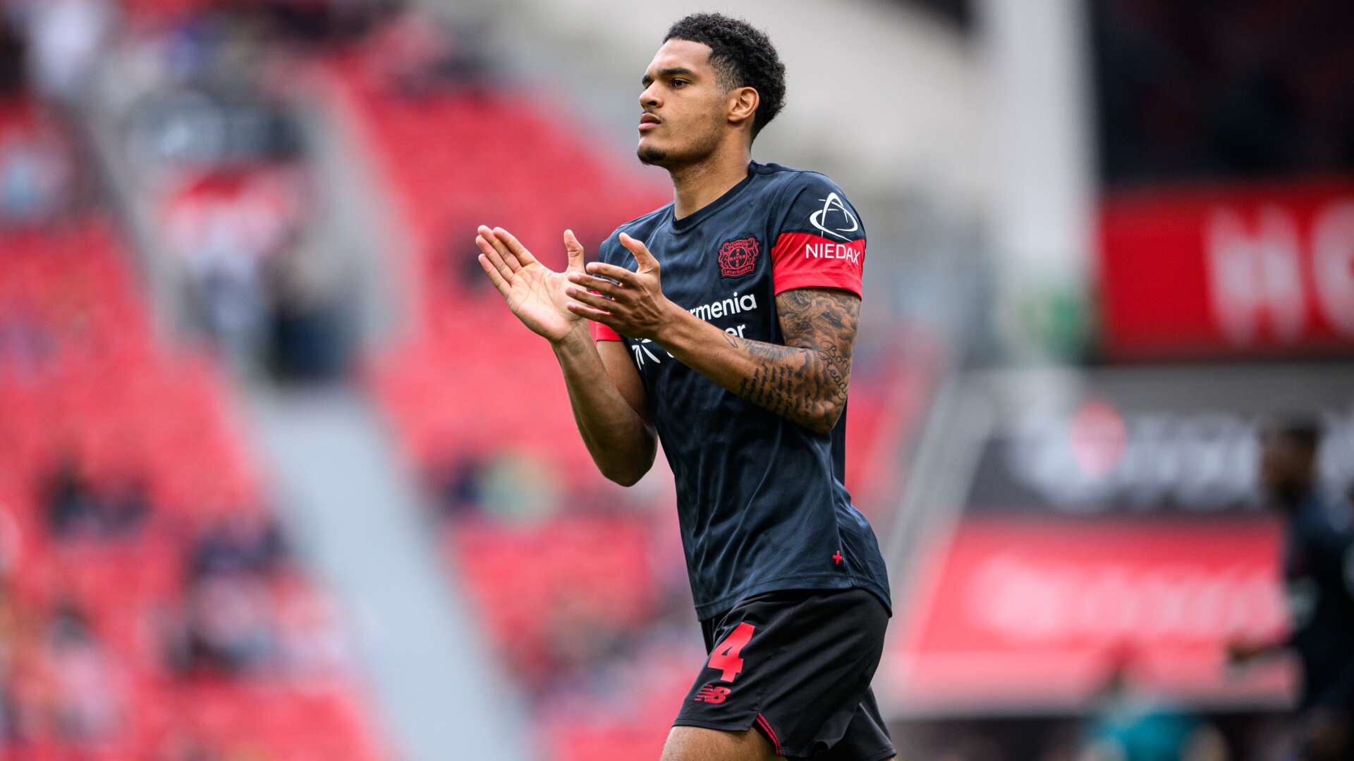 Jarell Quansah beim Aufwärmen