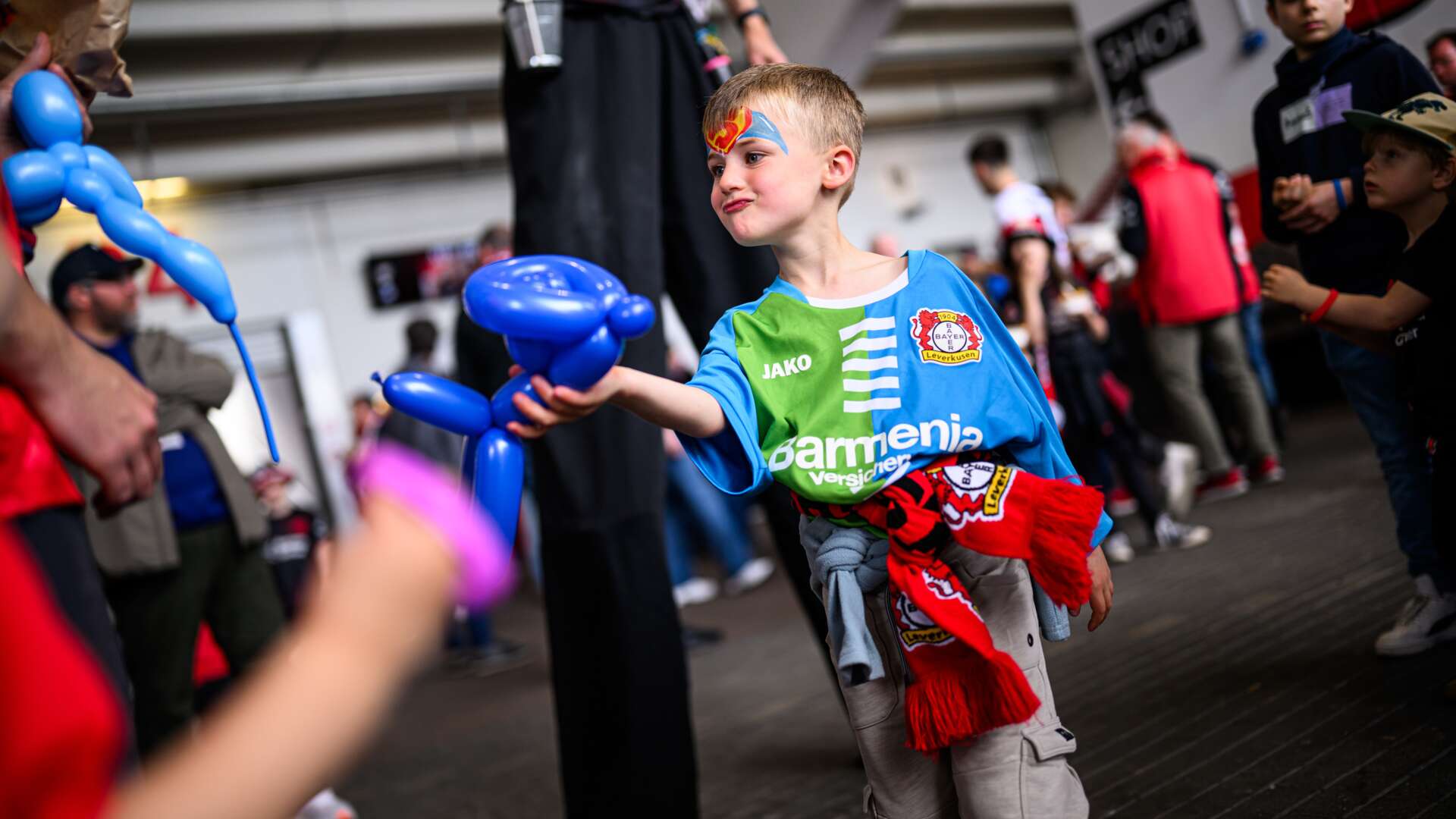 Kind spielt mit Luftballons