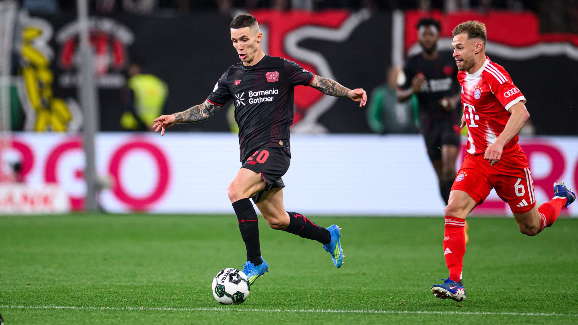 Alejandro Grimaldo gegen Joshua Kimmich