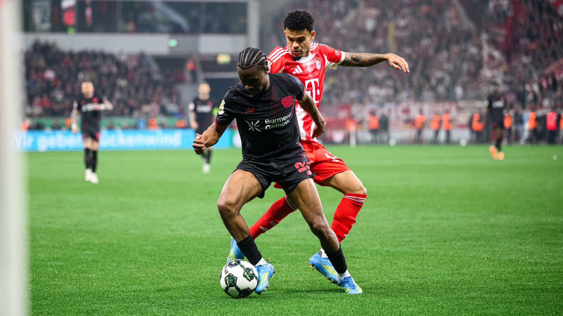 Nathan Tella gegen Luis Diaz