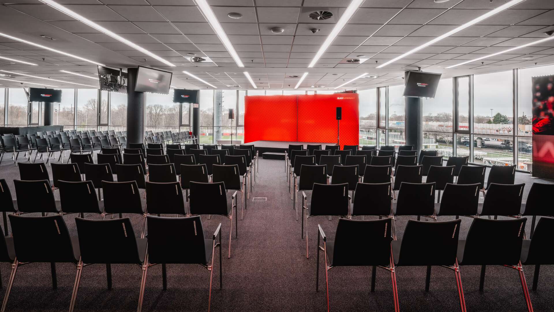 Konferenzbereich der Premium-Lounge