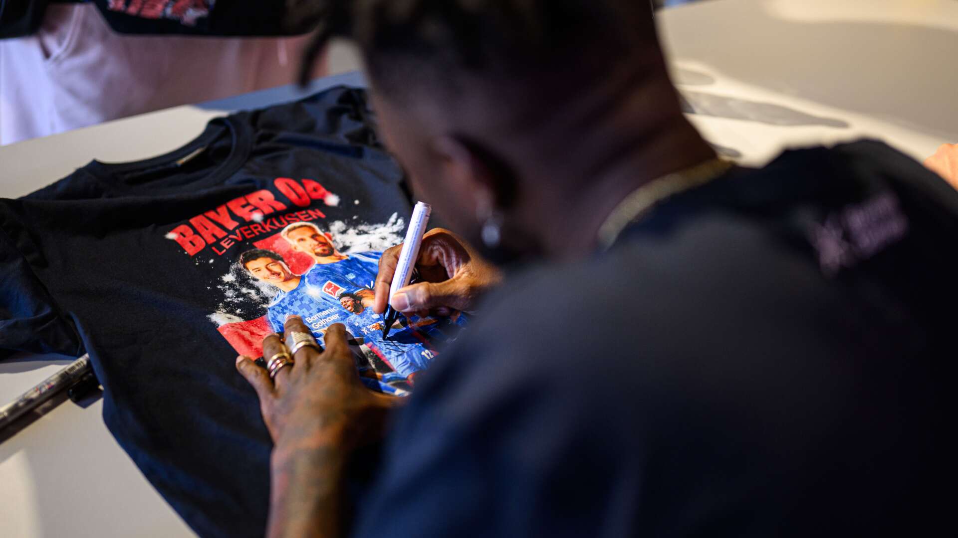 T-Shirt-Verkauf für den guten Zweck mit Edmond Tapsoba, Ibrahim Maza und Christian Kofane