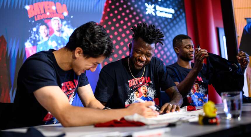 T-Shirt-Verkauf für den guten Zweck mit Edmond Tapsoba, Ibrahim Maza und Christian Kofane