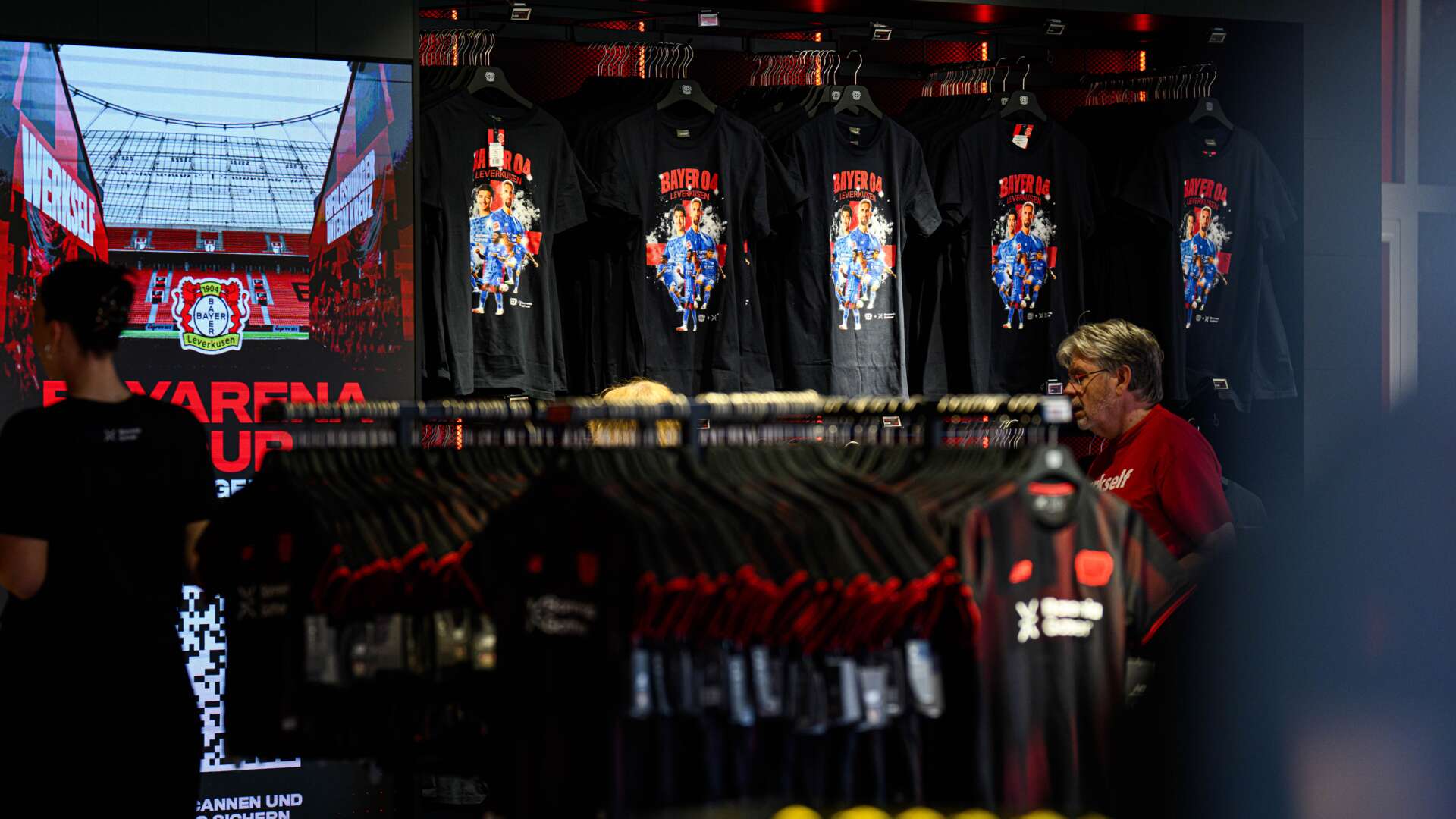 T-Shirt-Verkauf für den guten Zweck mit Edmond Tapsoba, Ibrahim Maza und Christian Kofane