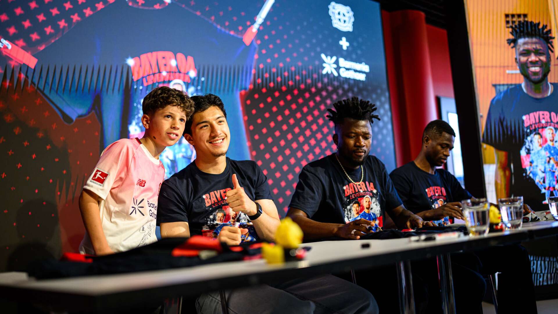 T-Shirt-Verkauf für den guten Zweck mit Edmond Tapsoba, Ibrahim Maza und Christian Kofane