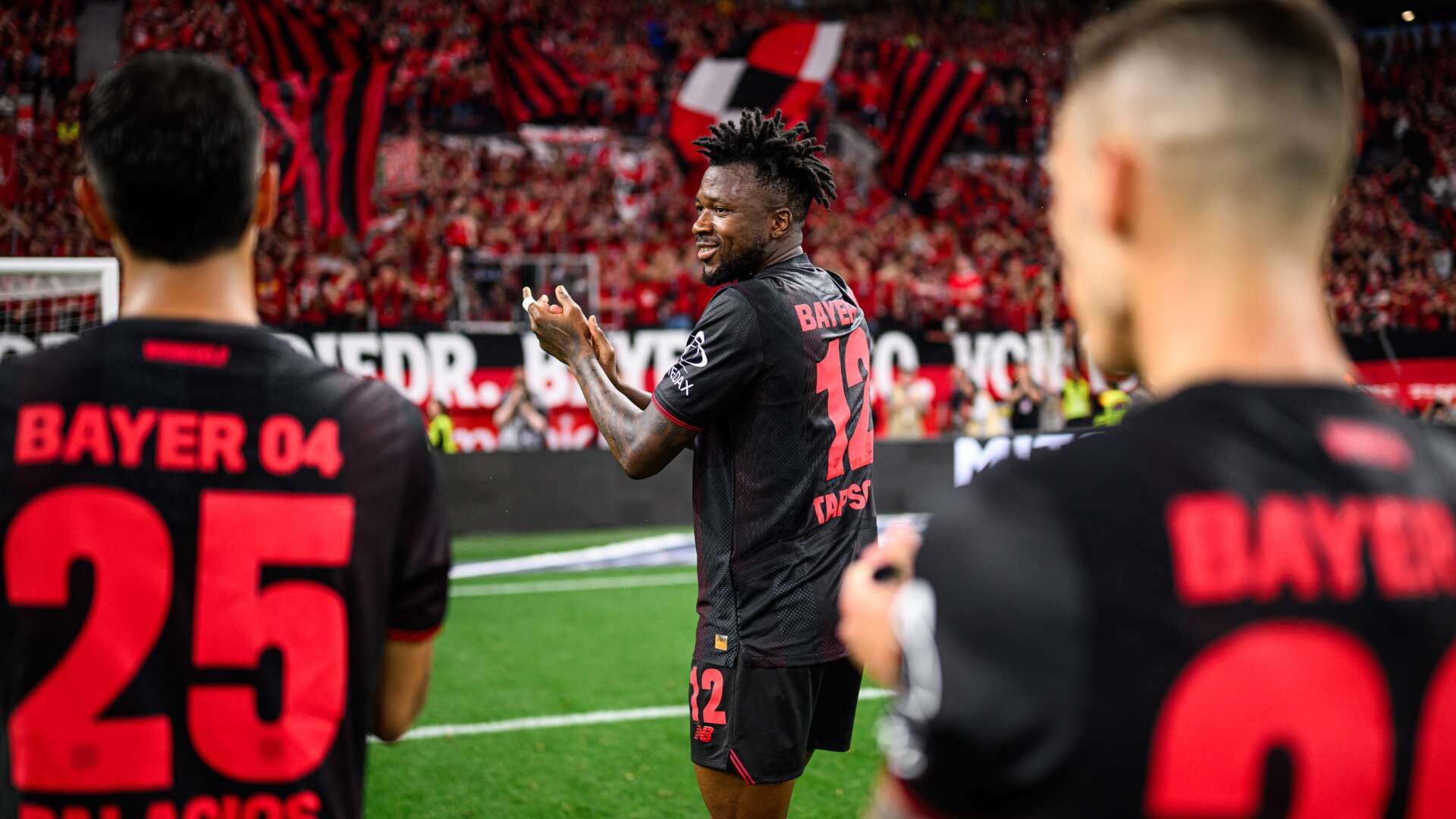 Edmond Tapsoba mit den Bayer 04-Fans