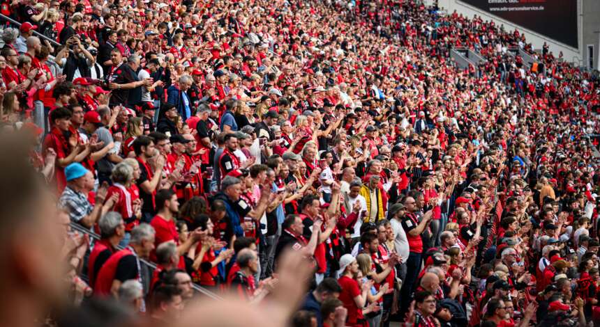 Bayer 04-Fans in der BayArena