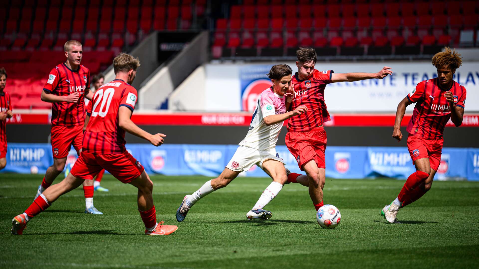In der Heidenheimer Bundesliga-Arena lieferten sich beide Teams einen erbitterten Fight.