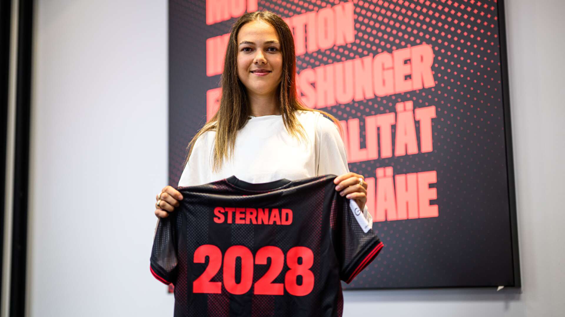 Maja Sternad mit Trikot
