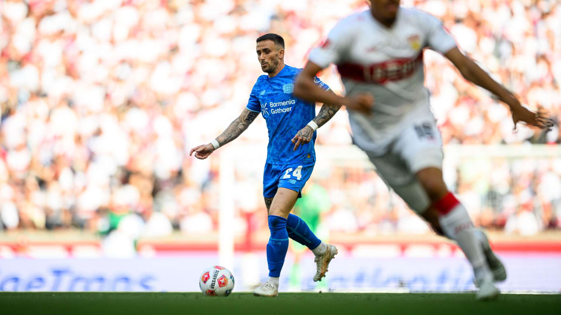 Aleix Garcia treibt den Ball in Stuttgart nach vorn