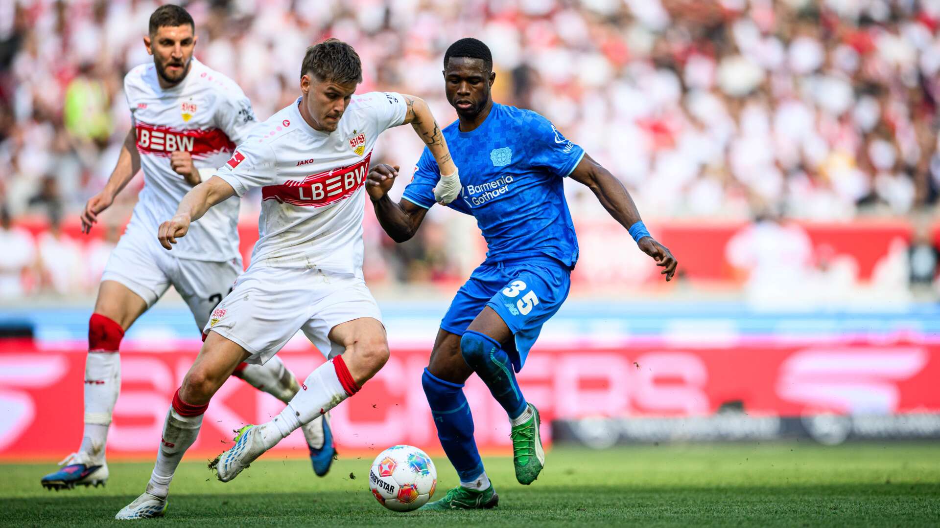 Christian Kofane im Duell mit Stuttgart