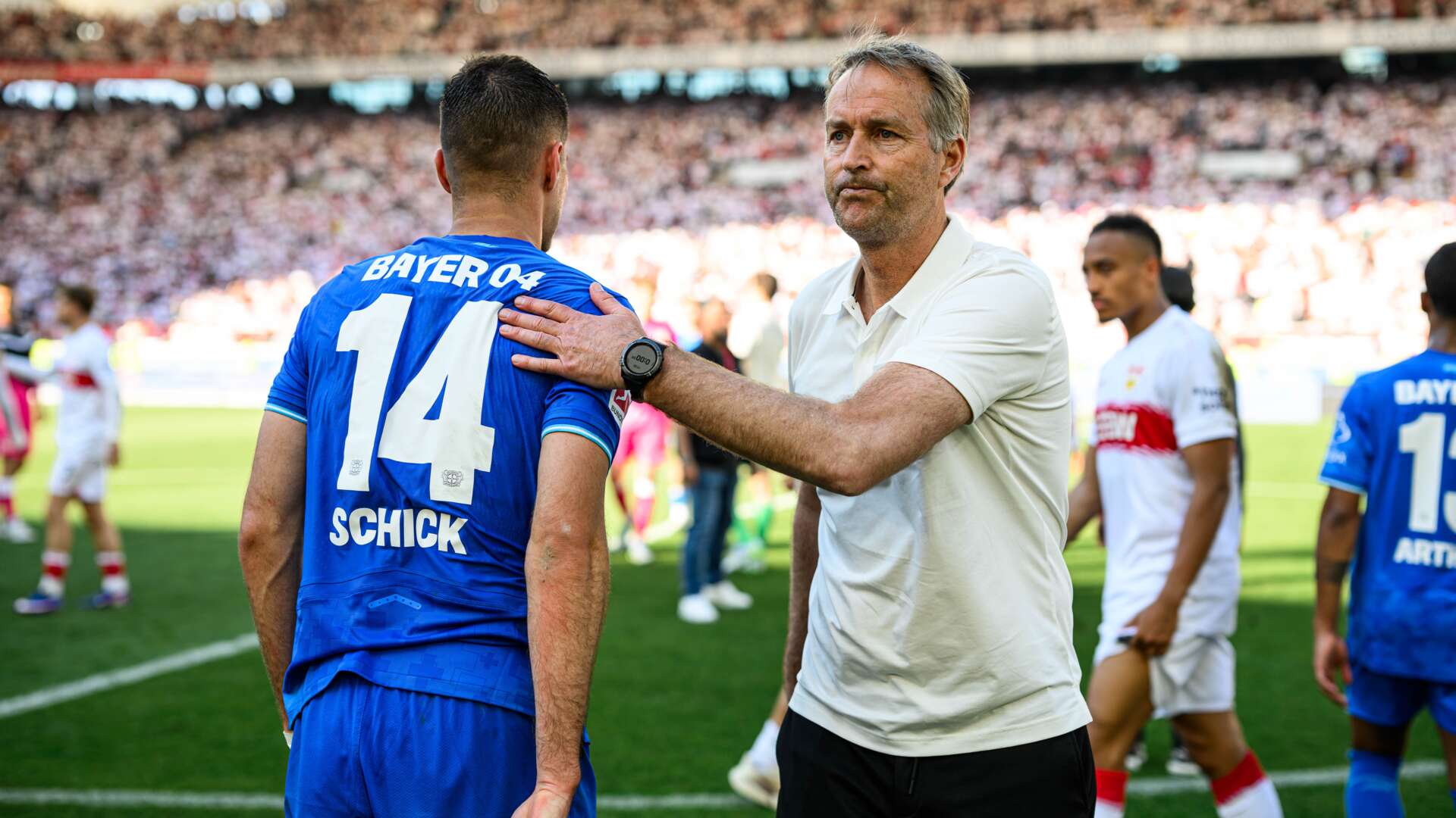 Kasper Hjulmand mit Patrik Schick nach Abpfiff in Stuttgart