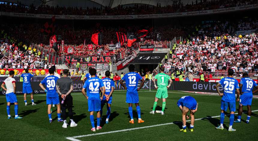 Die Werkself nach Abpfiff bei den mitgereisten Fans