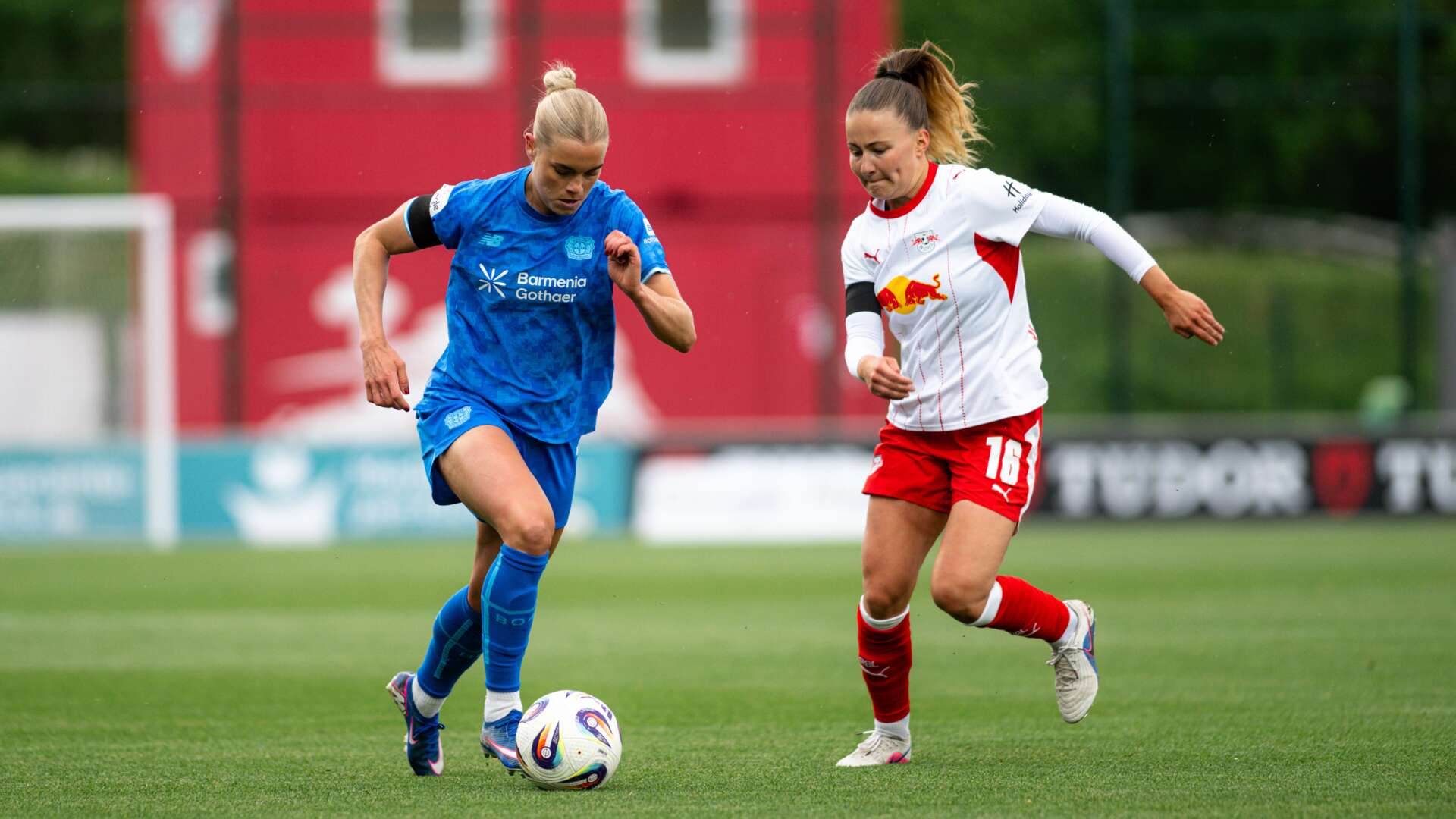 Cornelia Kramer im Dribbling