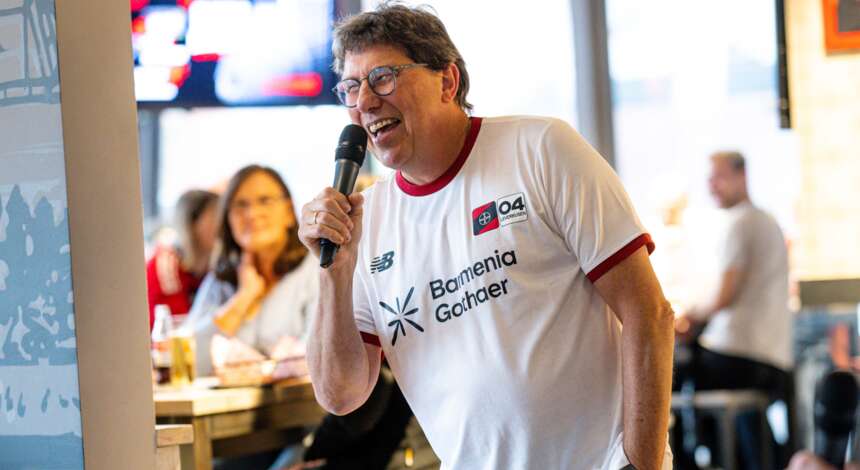 Rudi Vollborn beim Vortrag im Rahmen der Reihe „Rudi lädt ein“