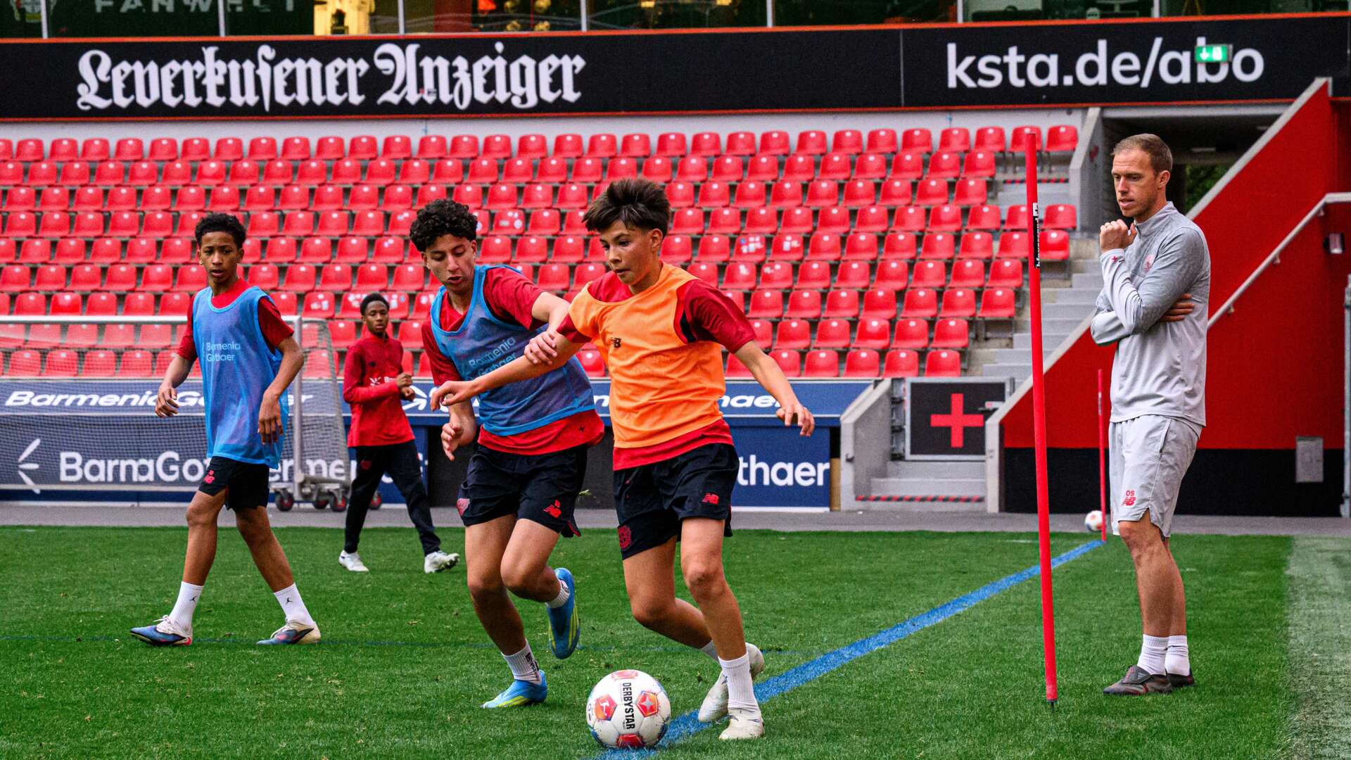 Bayer 04-Nachwuchs-Teams beim Training in der BayArena