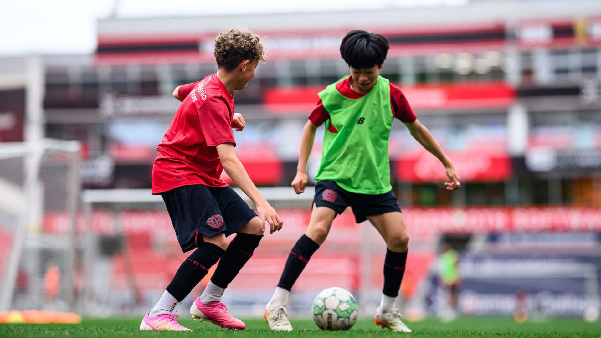 Bayer 04-Nachwuchs-Teams beim Training in der BayArena
