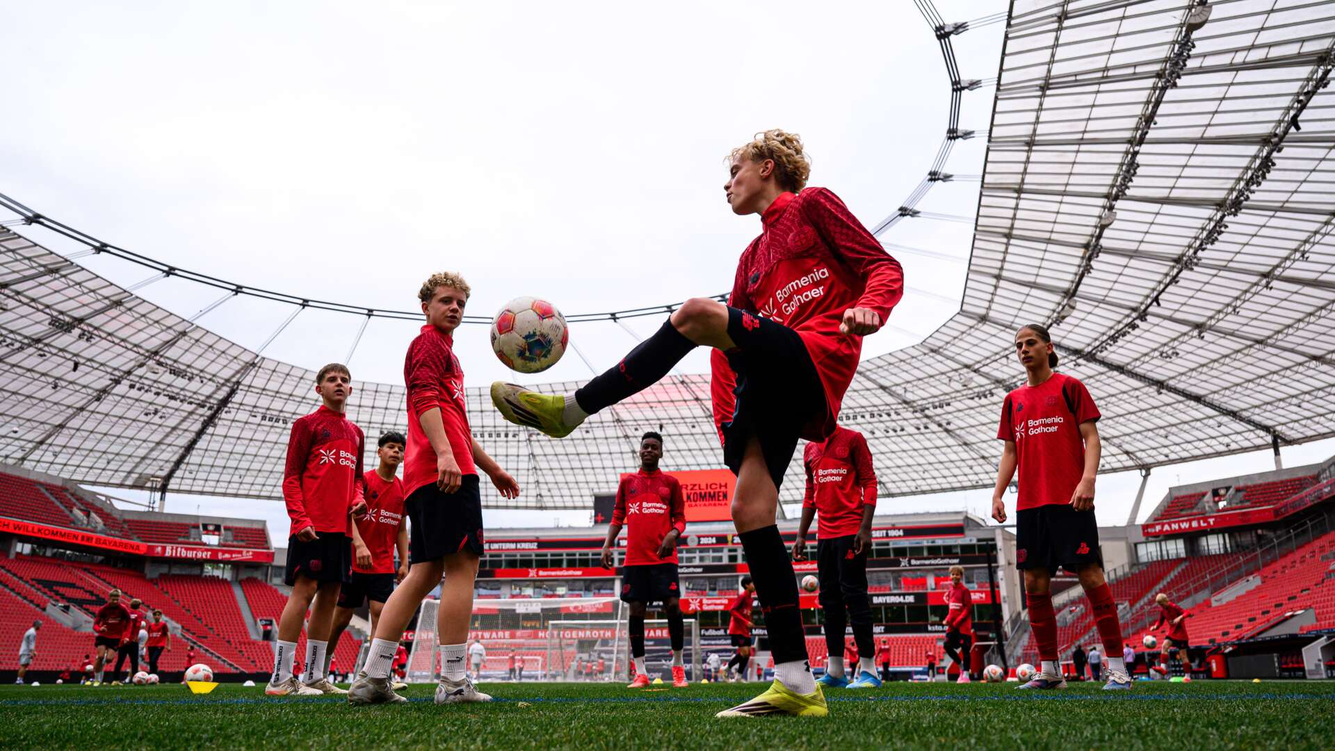 Bayer 04-Nachwuchs-Teams beim Training in der BayArena