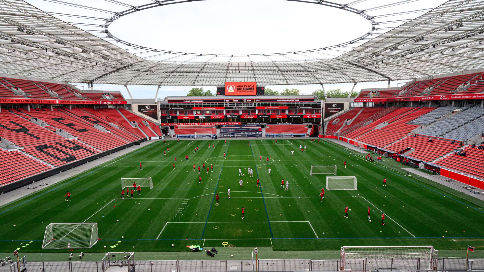 Bayer 04-Nachwuchs-Teams beim Training in der BayArena