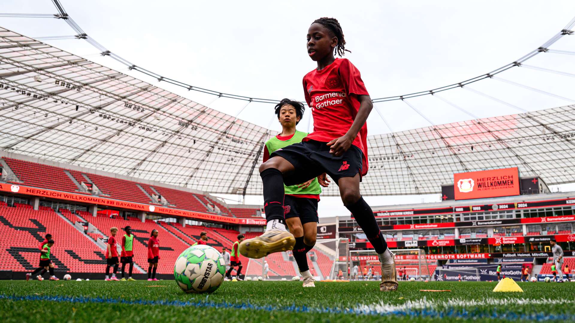 Bayer 04-Nachwuchs-Teams beim Training in der BayArena