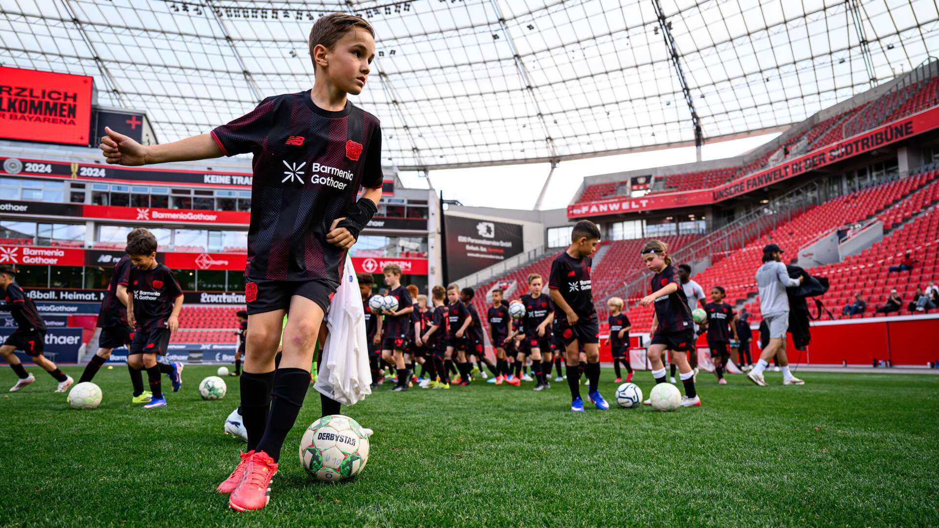 Bayer 04-Nachwuchs-Teams beim Training in der BayArena
