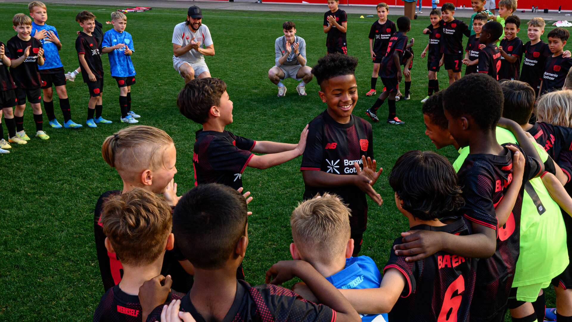 Bayer 04-Nachwuchs-Teams beim Training in der BayArena