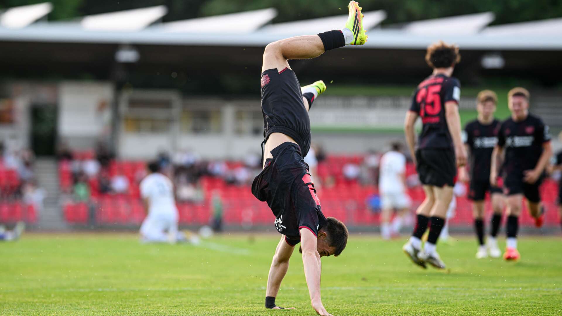 Tor, Tanz und Titel: Die U19 von Bayer 04 holt den FVM-Pokal.