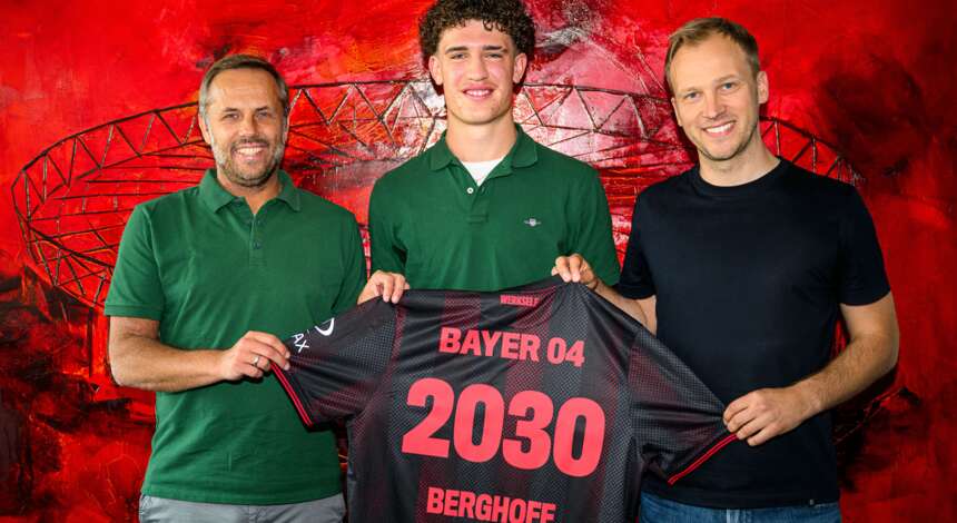 Foto: Dustin Buck (Mitte) mit Kim Falkenberg (Direktor Fußball/r.) und Bernd Korzynietz (Leiter Kaderplanung Jugend/l.).V.l.: Bernd Korzynietz (Head of Recruitment Youth), Jonah Berghoff und Kim Falkenberg (Direktor Fußball)