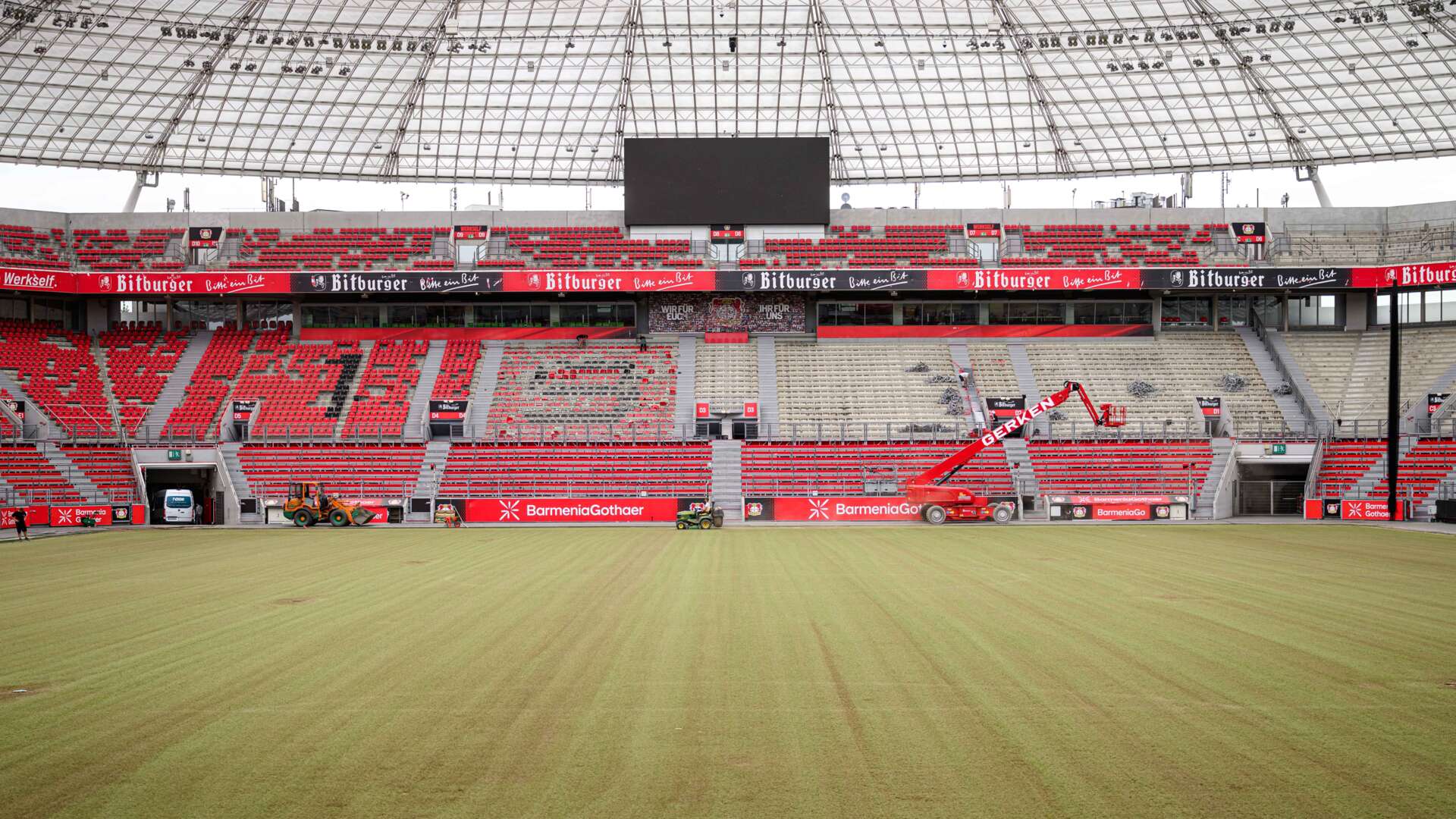 Der Umbau der Sitzschalen in der BayArena