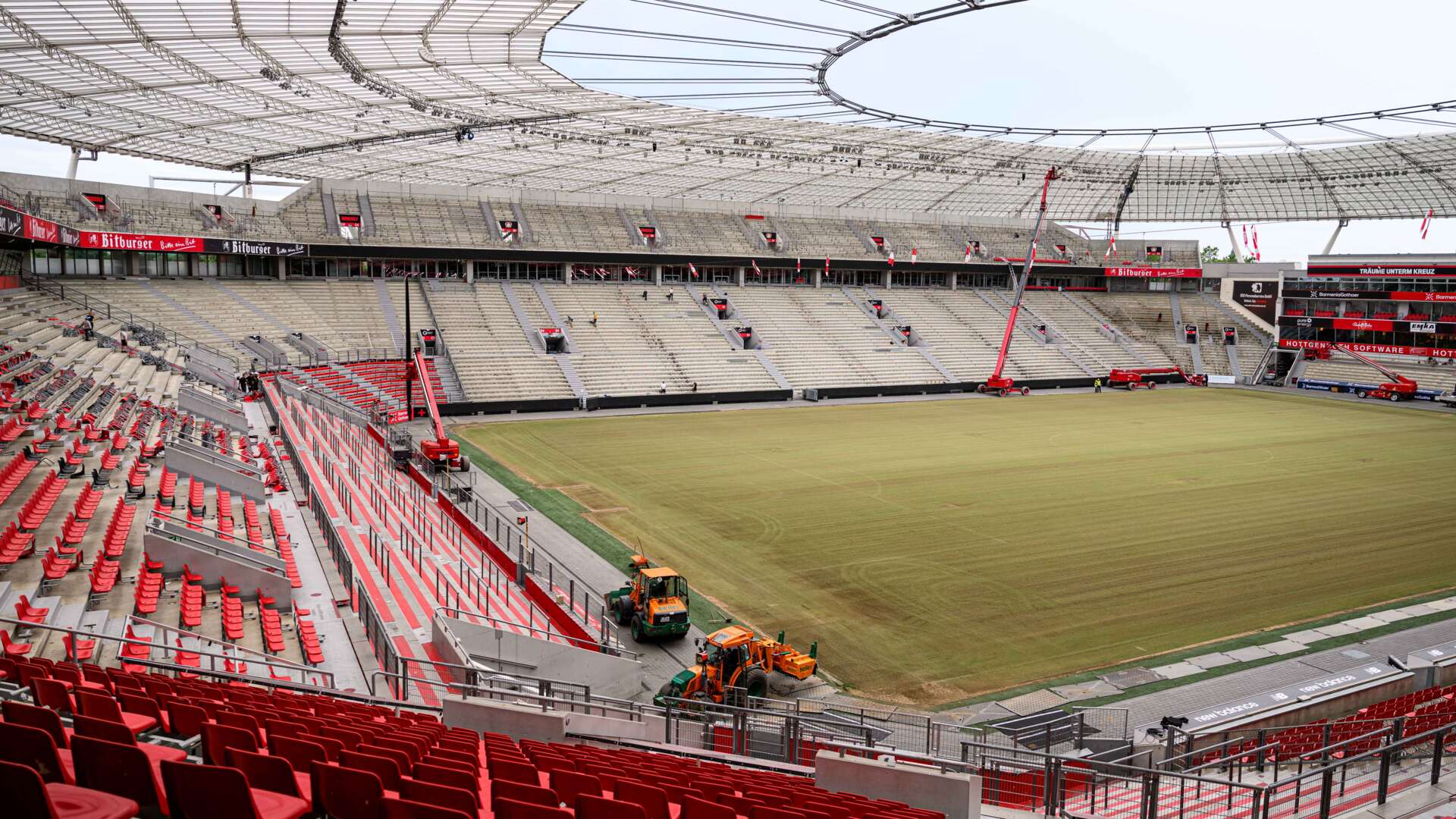 Kranarbeiten in der BayArena