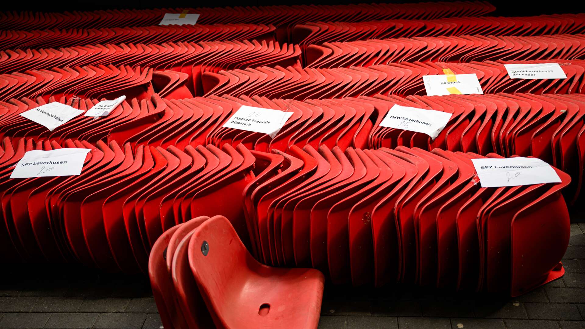 Abholung der Sitzschalen in der BayArena