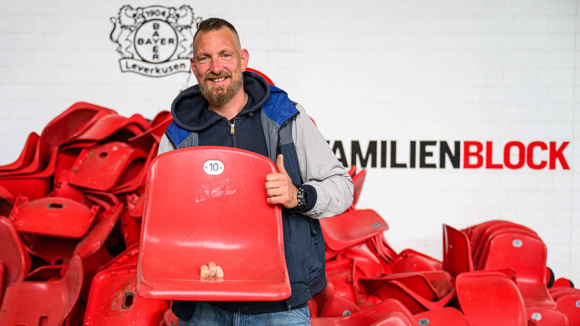 Abholung der Sitzschalen in der BayArena