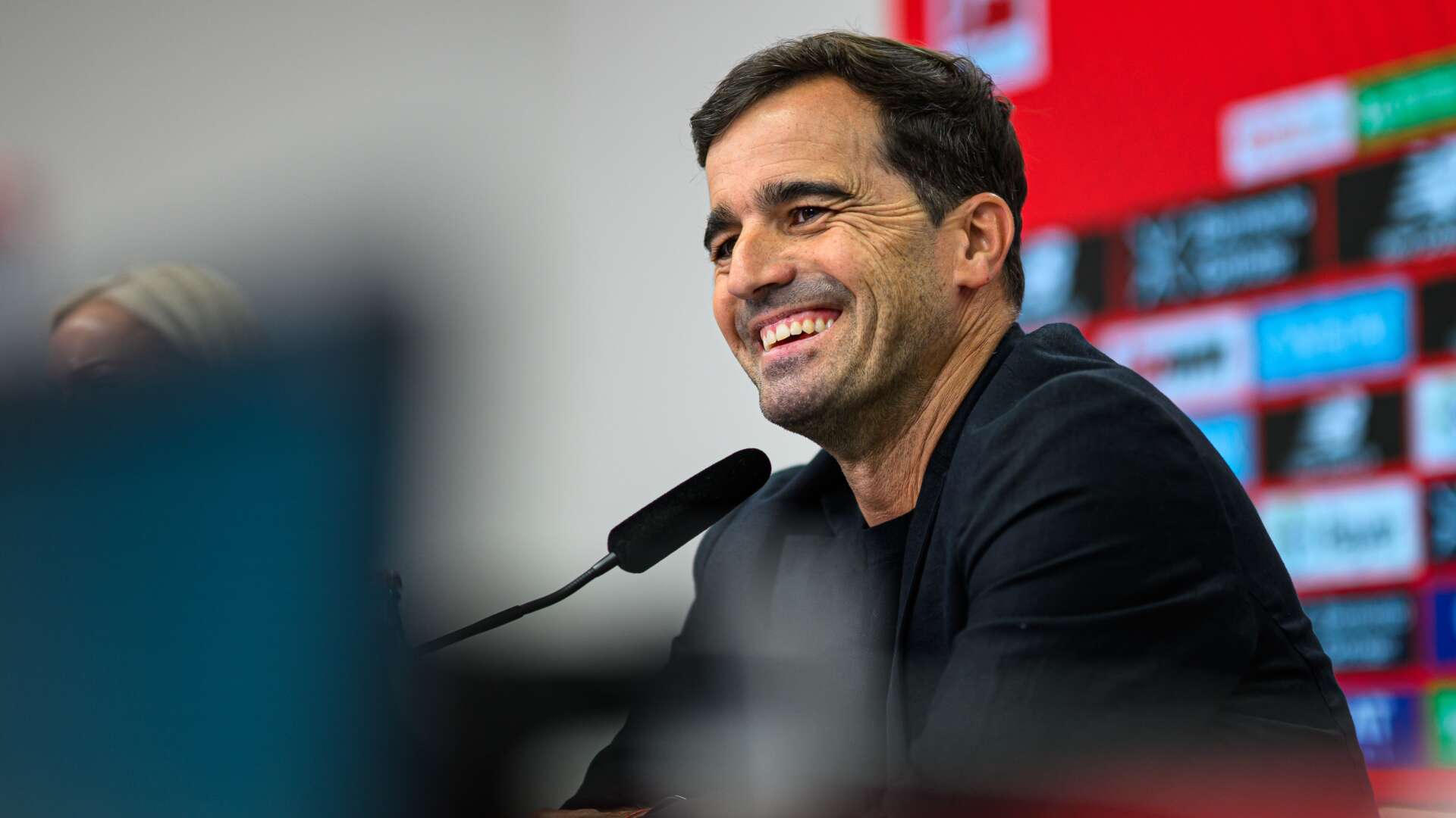 Carles Martínez bei seiner ersten Pressekonferenz in Leverkusen