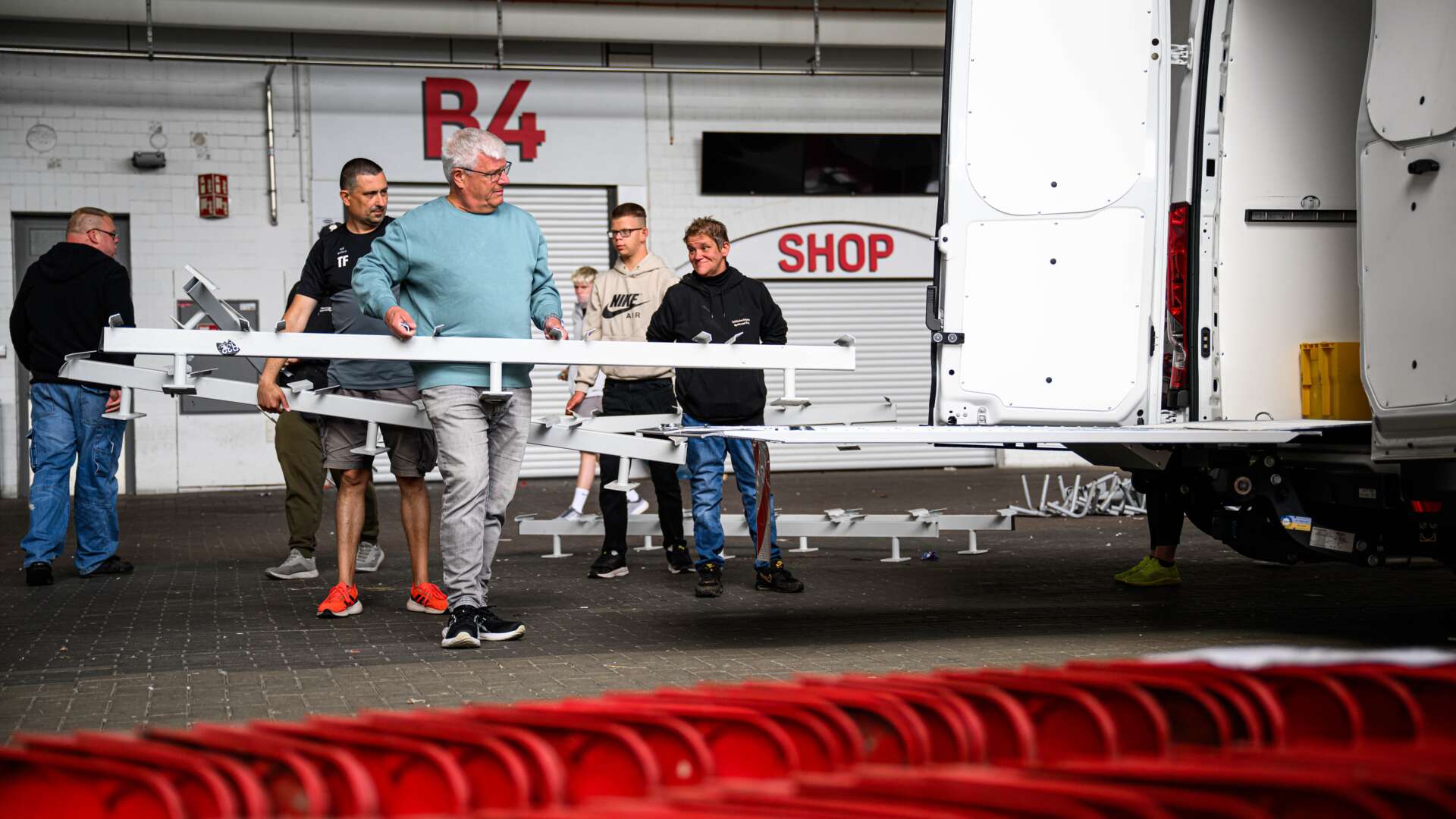 Abholung der Sitzschalen in der BayArena