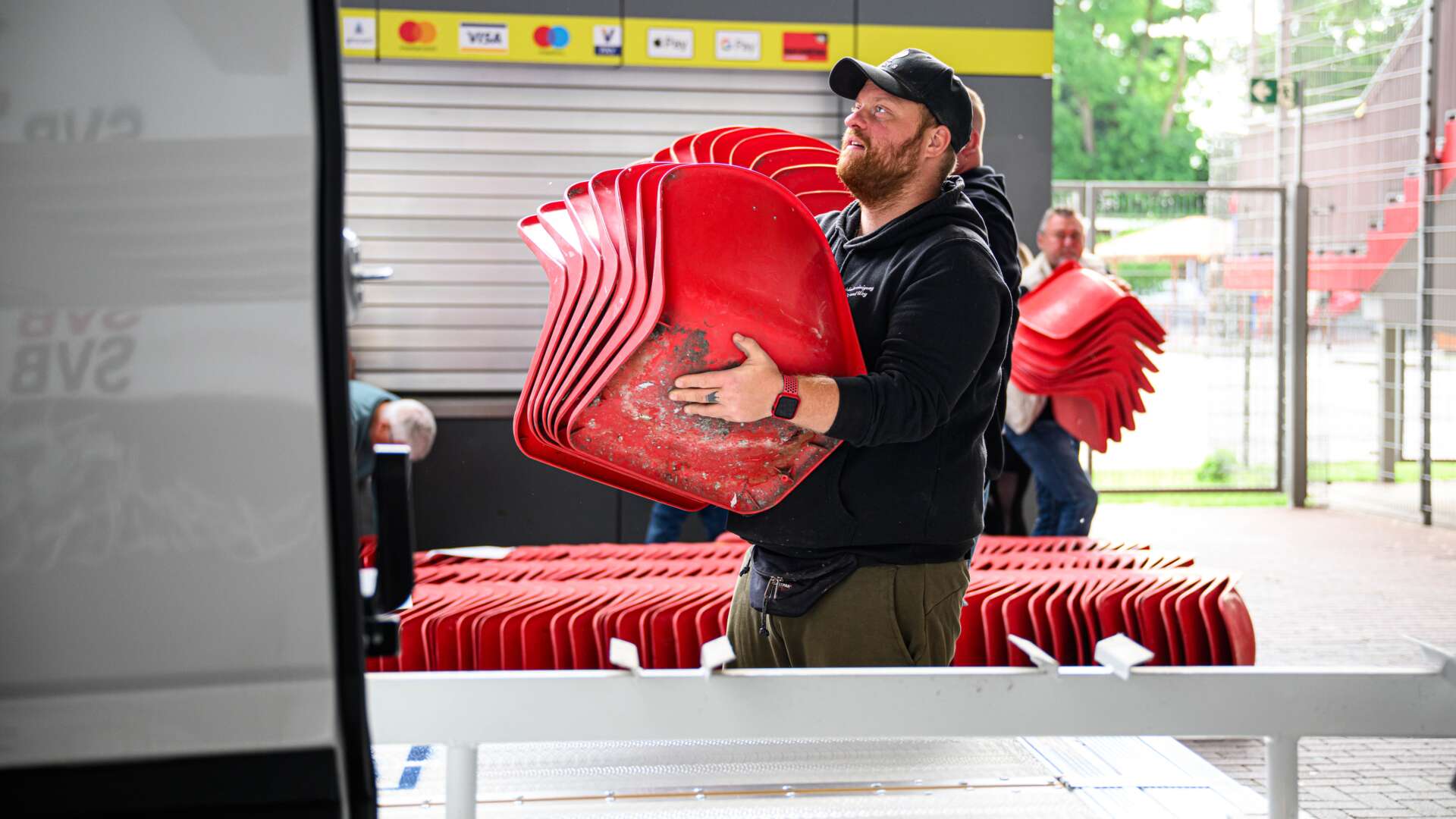 Abholung der Sitzschalen in der BayArena