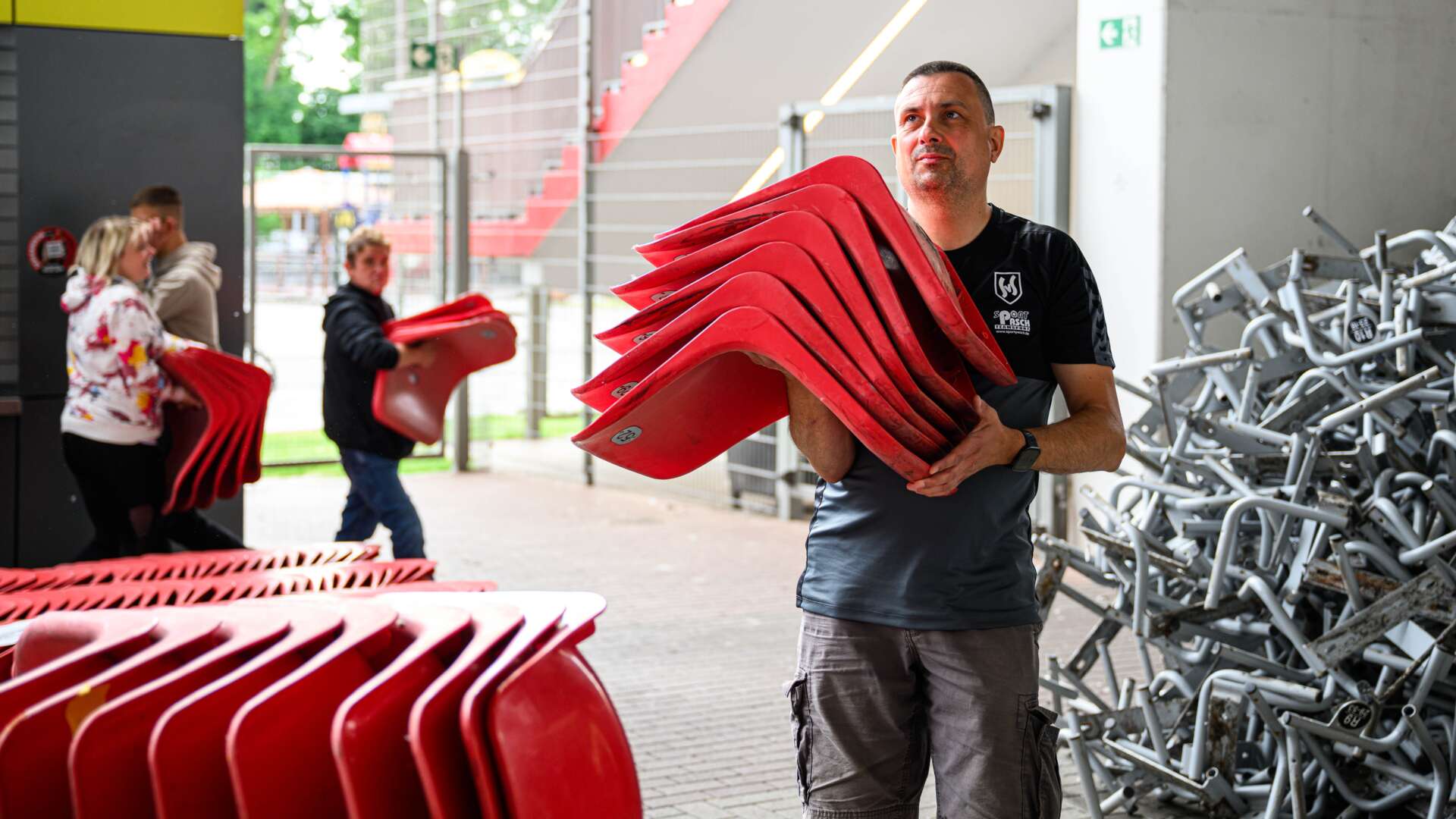 Abholung der Sitzschalen in der BayArena